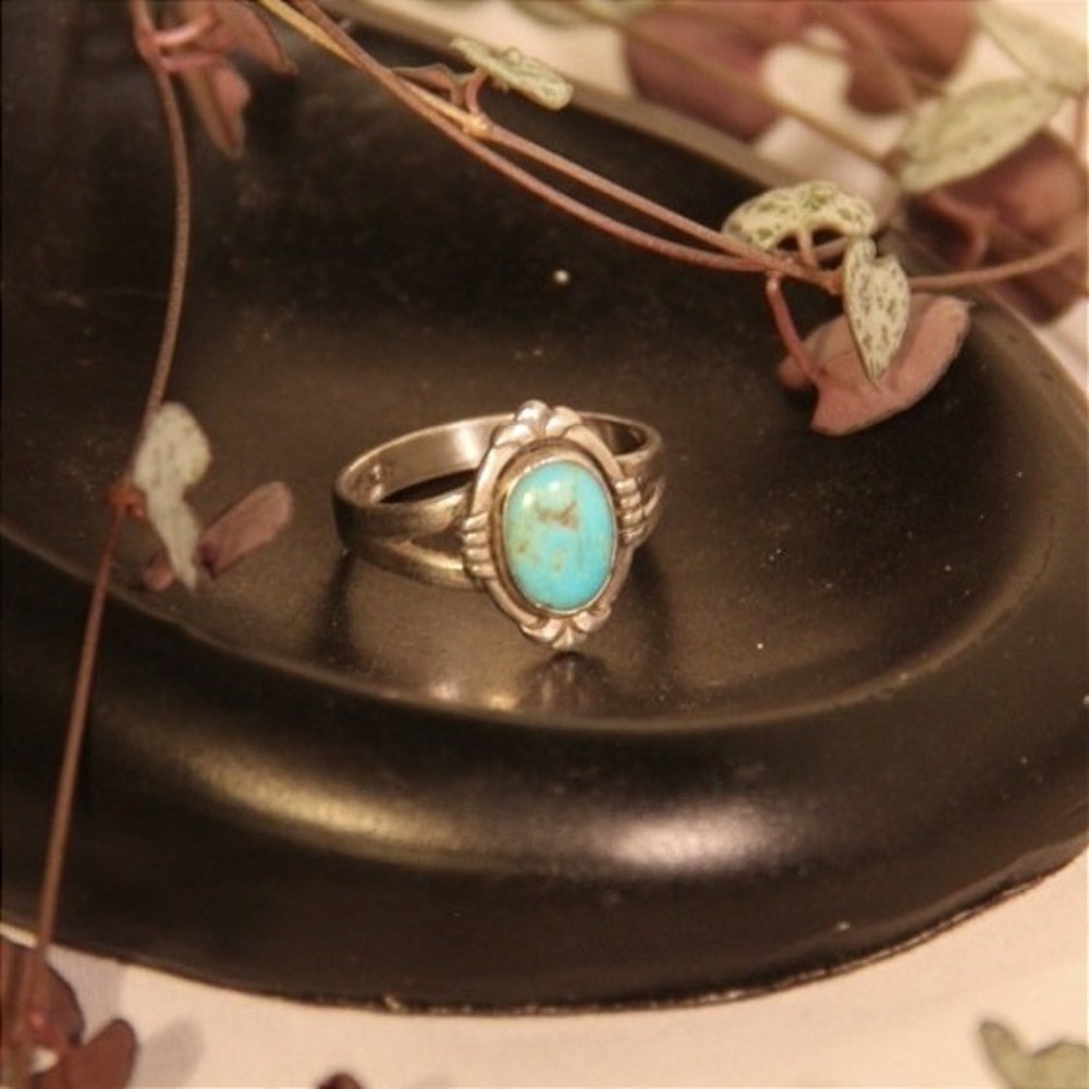 Vintage Sterling Silver Oval Turquoise Cabochon Scalloped Bezel Ring Size 8.25